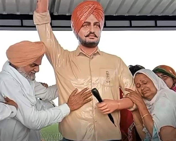 Sidhu Moose Wala’s Father cries at Statue Unveiling